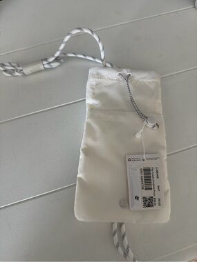 Lululemon play forward crossbody pouch